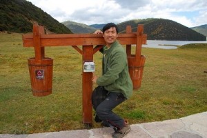 Chang-trai-di-du-lich-chi-thich-chup-anh-thung-rac-1