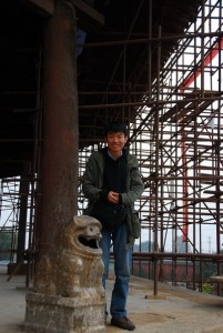 Chang-trai-di-du-lich-chi-thich-chup-anh-thung-rac-4