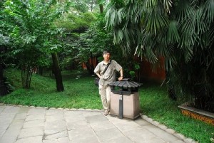 Chang-trai-di-du-lich-chi-thich-chup-anh-thung-rac-6