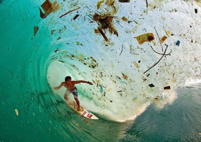 Một con sóng mang theo rác ở Java, Indonesia