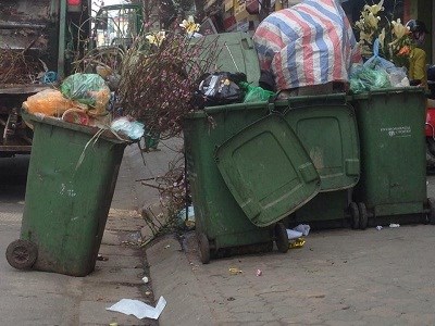 Thùng rác ứ đầy rác tại Hà Nội
