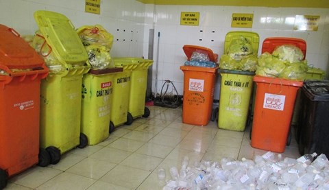 Thùng rác nhựa ở bệnh viện