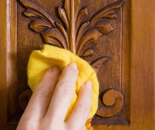 Sử dụng khăn mềm khi lau chùi bục phát biểu bằng gỗ