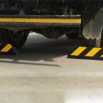 Sử dụng cục chặn bánh xe cố định dành cho xe tải