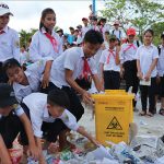 Thùng rác trường học thường được làm bằng chất liệu gì?