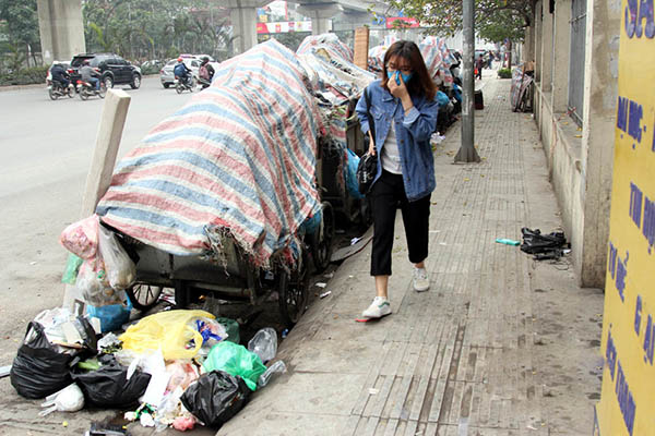 Thực trạng xe thu gom rác quá tải tại các thành phố lớn