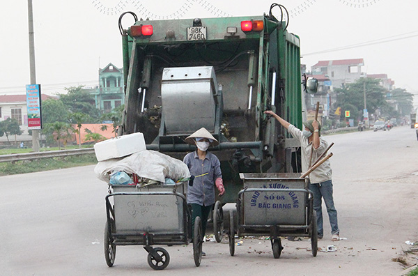 Sử dụng xe thu gom rác tại nông thôn mang lại hiệu quả cao